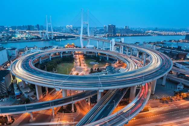 Close-up van de nanpu-brug bij schemer in shanghai china