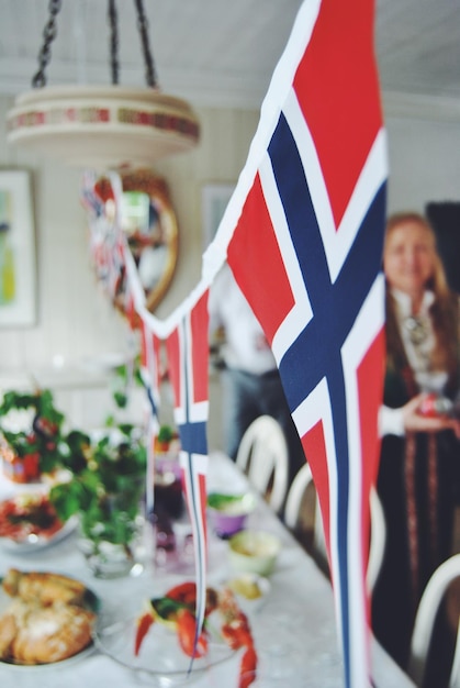 Foto close-up van de noorse vlag die over de eettafel hangt