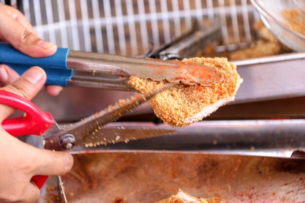 Foto close-up van de persoon die het eten bereidt