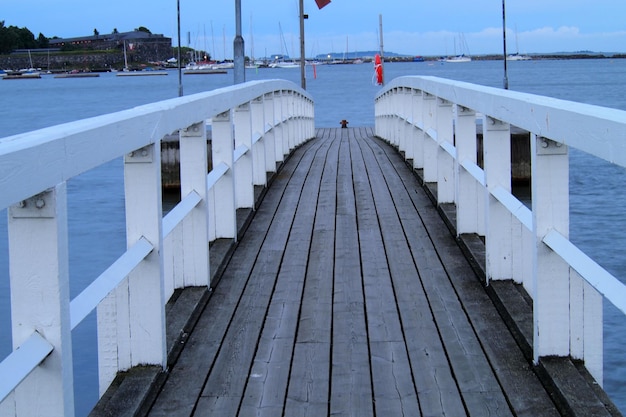 Foto close-up van de pier over het meer tegen de lucht