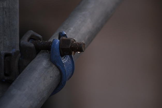 Close-up van de pijp tegen een wazige achtergrond