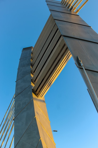 close-up van de pyloon van de tuibrug