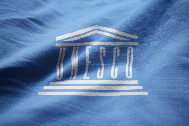 Close-up van de Ruffled UNESCO-vlag, UNESCO-vlag waait in de wind