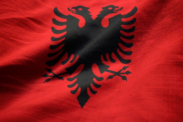 Foto close-up van de ruffled vlag van albanië, albanië vlag die in wind blazen