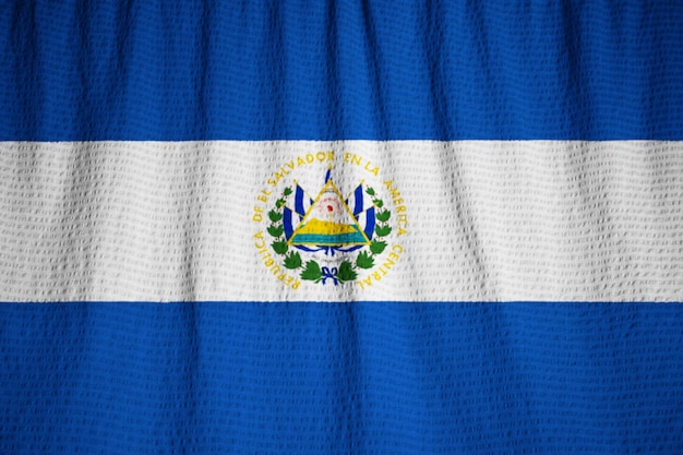Close-up van de Ruffled Vlag van El Salvador, de Vlag die van El Salvador in Wind blazen