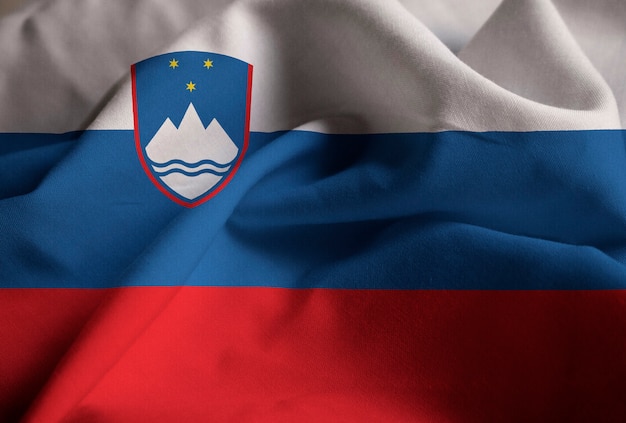 Close-up van de Ruffled Vlag van Slovenië, de Vlag die van Slovenië in Wind blazen