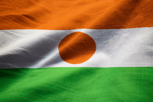 Close-up van de ruige Niger vlag, Niger vlag waait in de wind