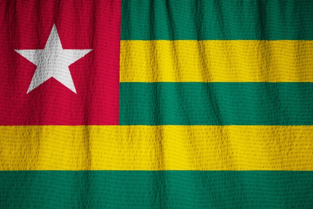 Foto close-up van de ruige togo vlag, togo vlag waait in de wind