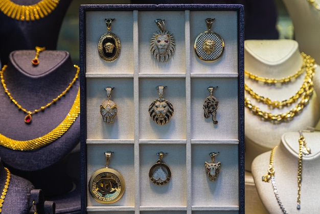 Close-up van de sieraden gouden halskettingen ring armbanden show in schoonheid winkel etalage showcase achtergrond