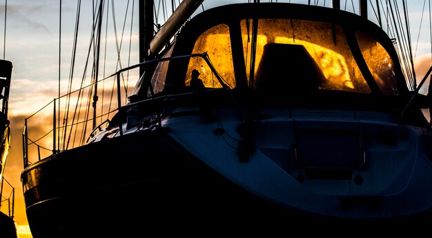 Foto close-up van de silhouetbrug tegen de hemel tijdens de zonsondergang