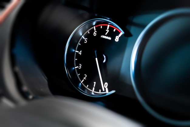Close-up van de snelheidsmeter in de auto