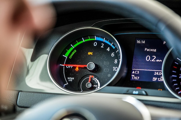 Foto close-up van de snelheidsmeter in de auto