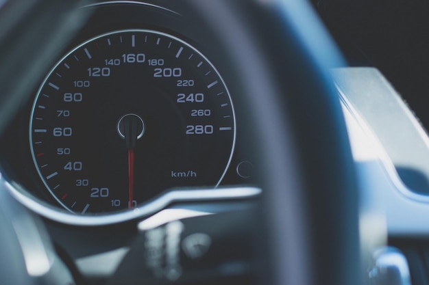 Close-up van de snelheidsmeter in de auto