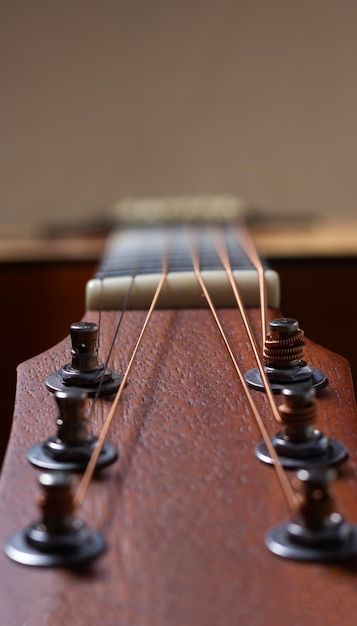 Close-up van de stemknoppen van een akoestische gitaar