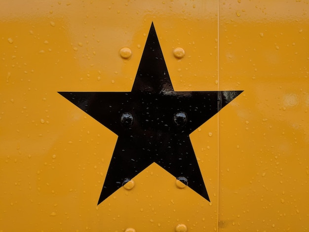 Foto close-up van de stervorm op een metalen muur