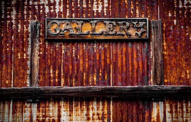 Foto close-up van de tekst van de galerie op de oude muur