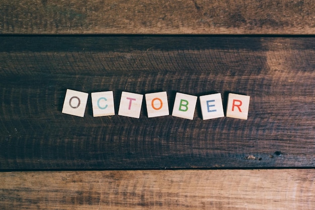 Foto close-up van de tekst van oktober op een houten tafel