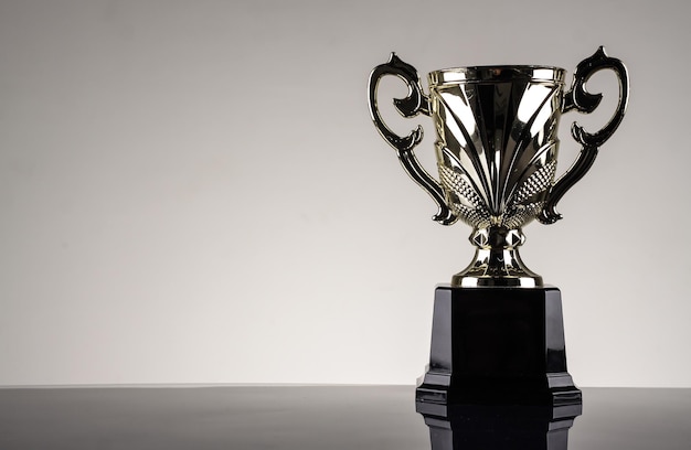 Close-up van de trofee beker tegen een witte achtergrond