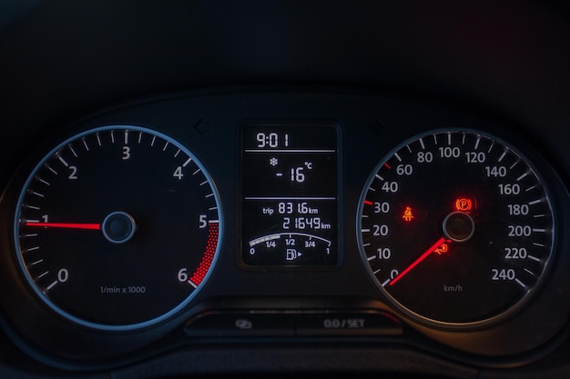 Close-up van de verlichte snelheidsmeter in de auto