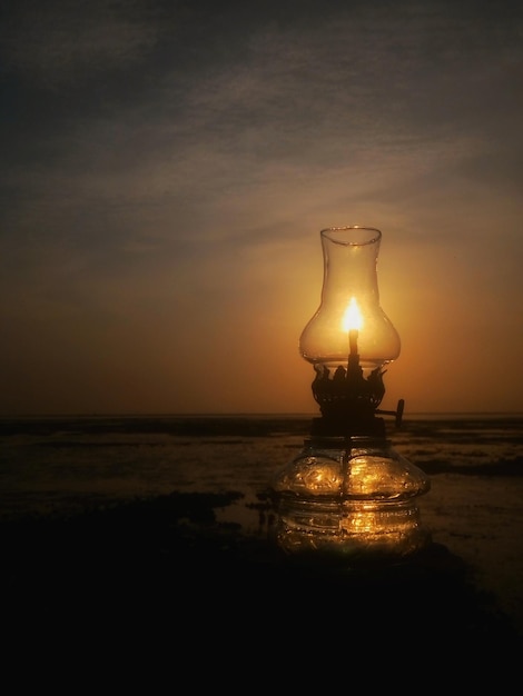 Foto close-up van de verlichte zee tegen de hemel bij zonsondergang