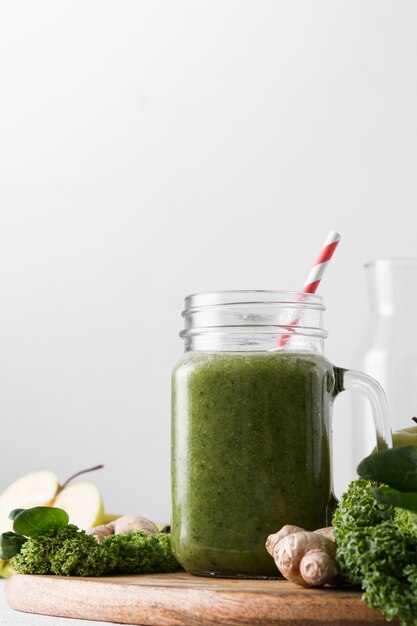 Close-up van de vers bereide pot groene smoothie.