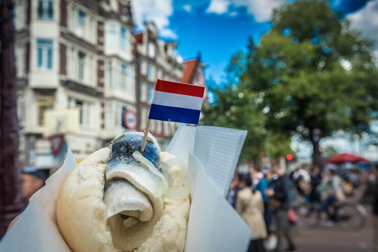 Foto close-up van de vlag in voedsel tegenover het gebouw