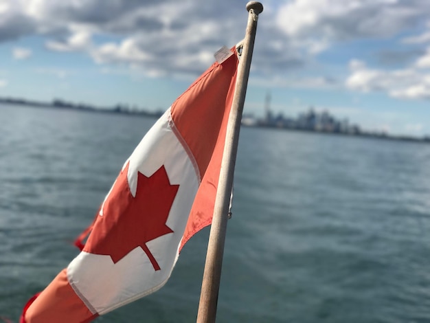 Foto close-up van de vlag tegen de rivier