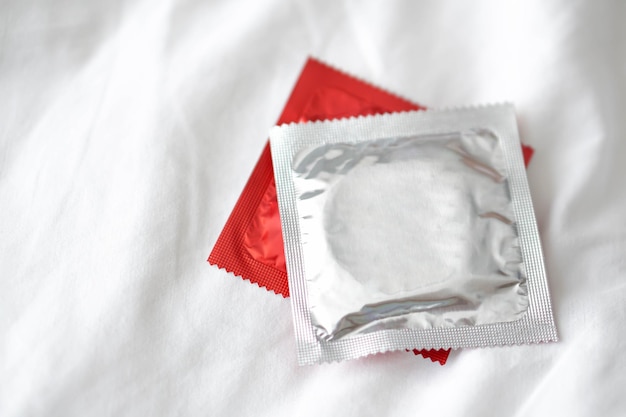 Foto close-up van de vlag tegen de witte muur