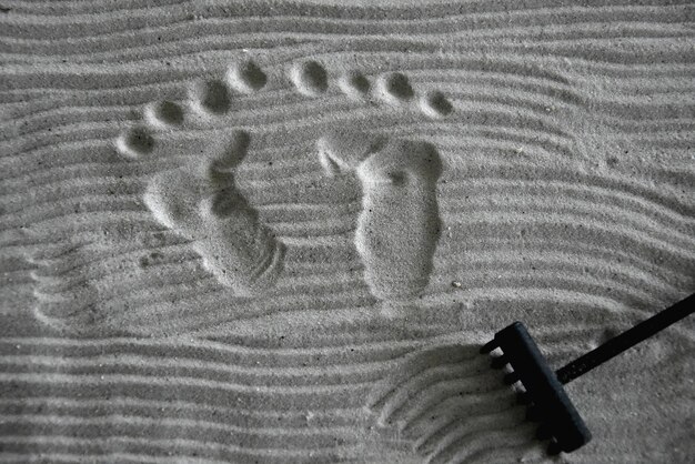 Foto close-up van de voetafdruk op het zand op het strand