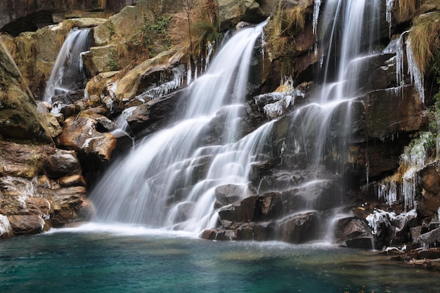 Close-up van de waterval in de winter