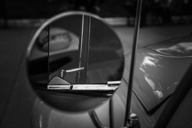 Foto close-up van de zijkantspiegel van de auto
