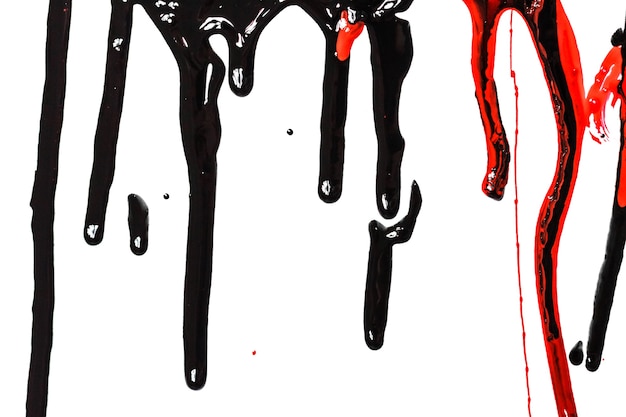 Close-up van de zwarte en rode vloeiende verf geïsoleerd op een witte achtergrond