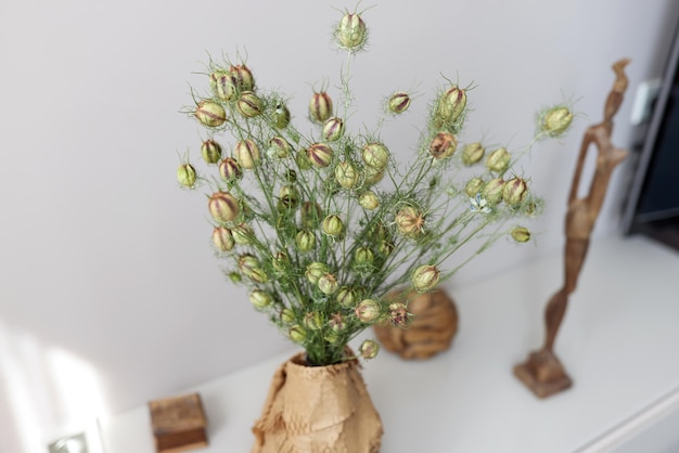 Close-up van decor boeket in vaas op witte tafel groen boeket bloemen ontwerp en interieur