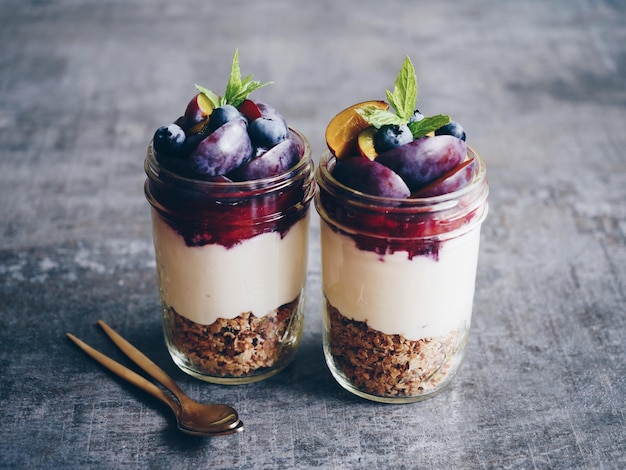 Close-up van dessert in containers op tafel