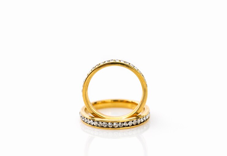 Foto close-up van diamanten ringen tegen een witte achtergrond
