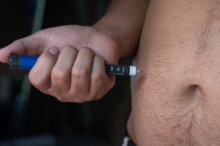 close-up van dikke man handen maken van injectie met insuline pen