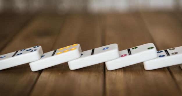 Close-up van domino's op een houten tafel