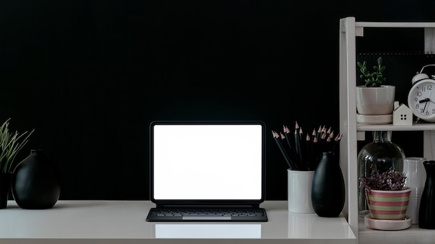 Close-up van donkere moderne bureau met laptop en decoratie.