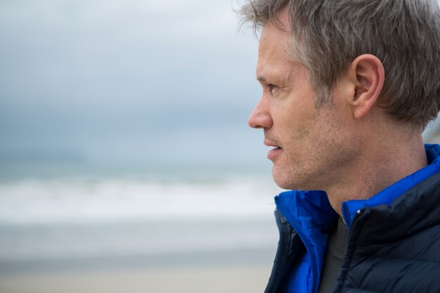 Close-up van doordachte man op strand