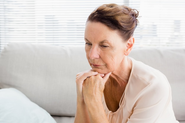 Close-up van doordachte vrouw met handen op kin