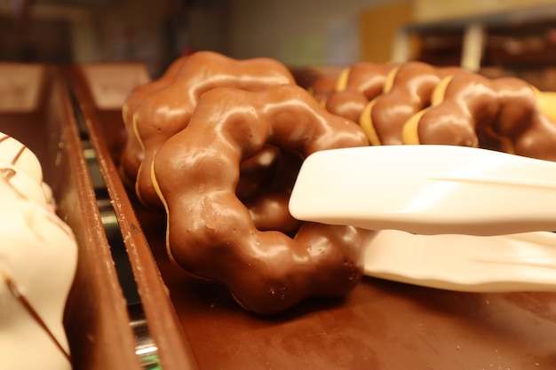 Close-up van doughnut in vertoning bij supermarkt