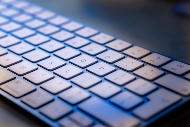 Close-up van draadloos computertoetsenbord afgezwakt in blauw licht