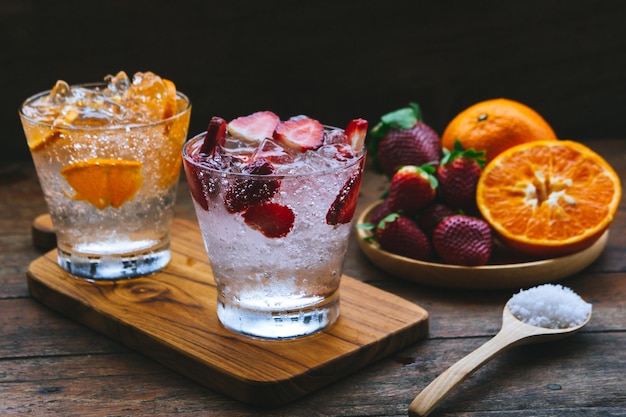 Close-up van drank in glazen met fruit op tafel