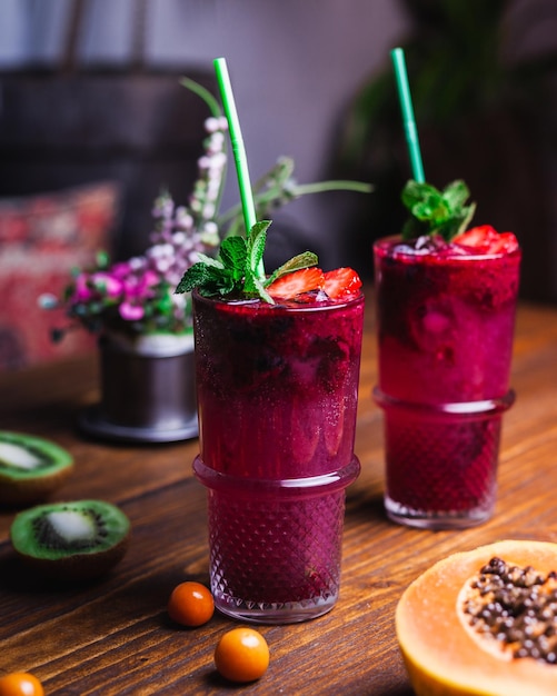 Close-up van drank in glazen op tafel