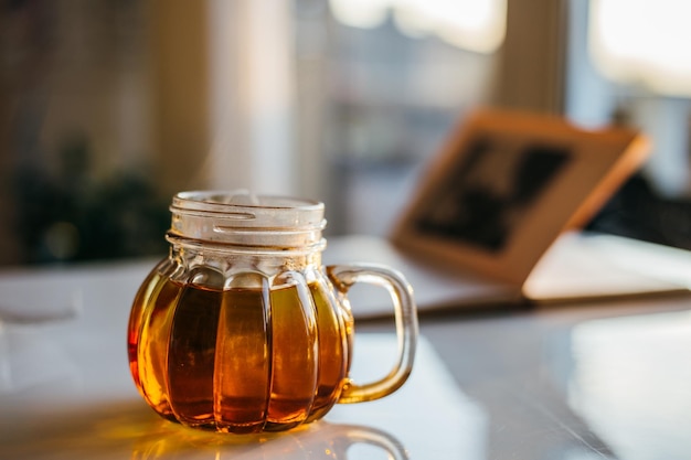 Foto close-up van drank op tafel