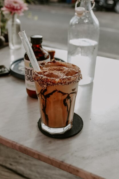 Close-up van drank op tafel