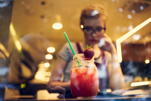 Foto close-up van drank op tafel