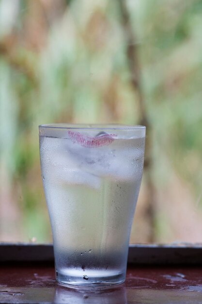 Foto close-up van drank op tafel