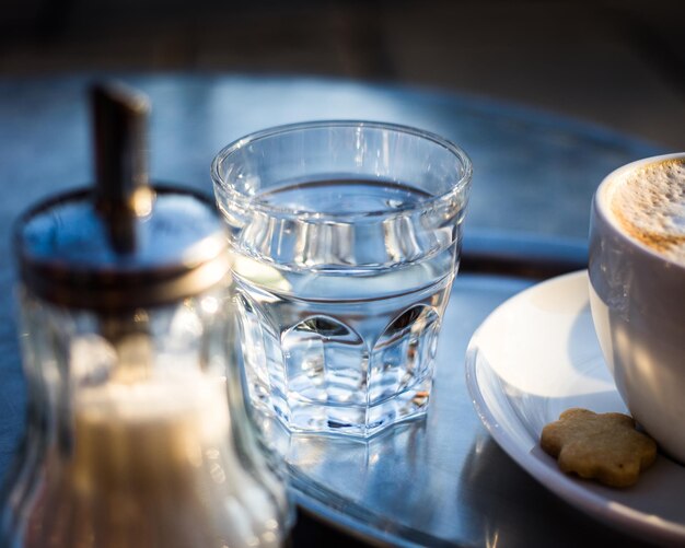 Foto close-up van dranken op tafel