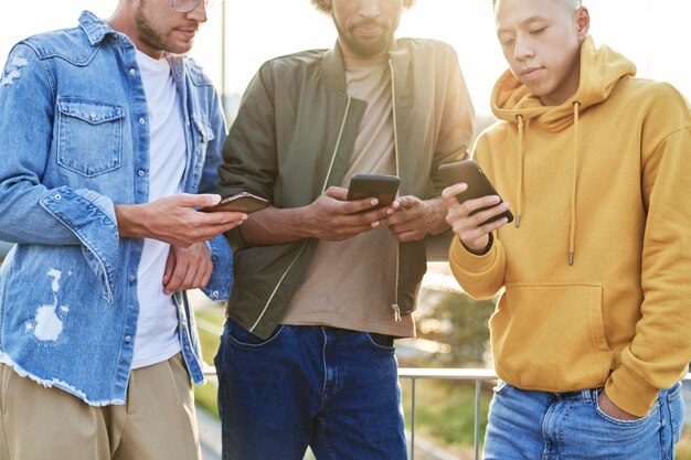 Close up van drie jonge man met mobiele telefoons